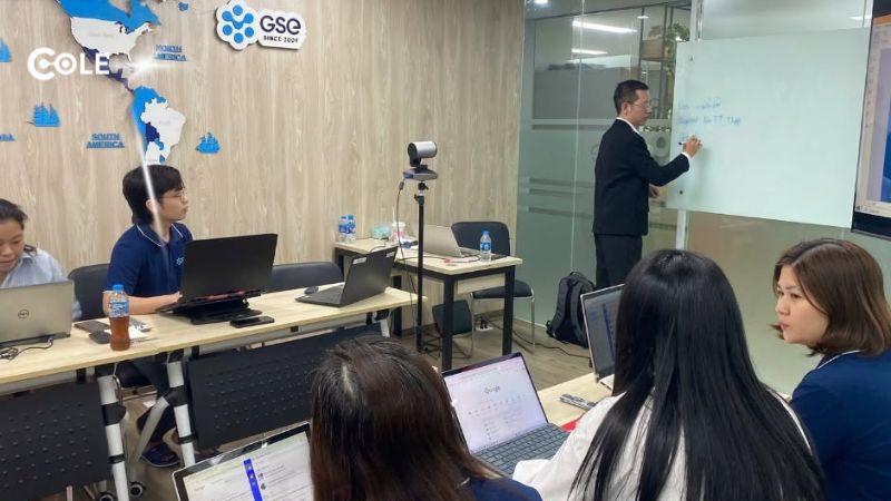 Hình ảnh Cole đào tạo khóa Ứng dụng AI vào công việc cho công ty GSE Hình ảnh Cole đào tạo khóa Ứng dụng AI vào công việc cho công ty GSE