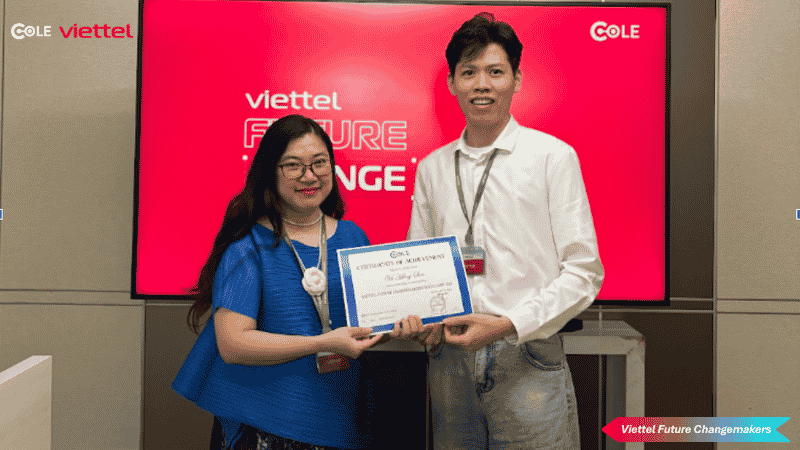 Học viên viettel lên nhận chứng nhận Học viên viettel lên nhận chứng nhận